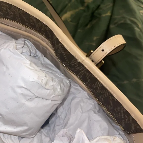 ❌SOLD❌Michael Kors Jet Set Travel Top Zip Signature
Tote Brown. & Wallet - Picture 7 of 13